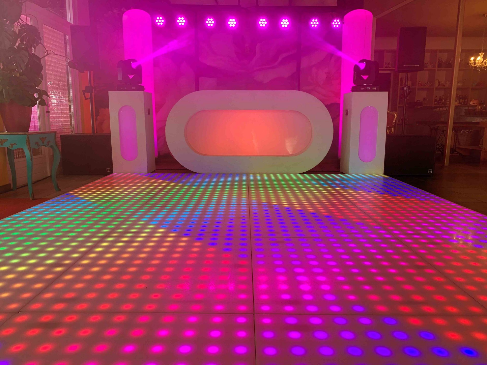 197_Famous_disco_ovaal_24m2_pix100_2